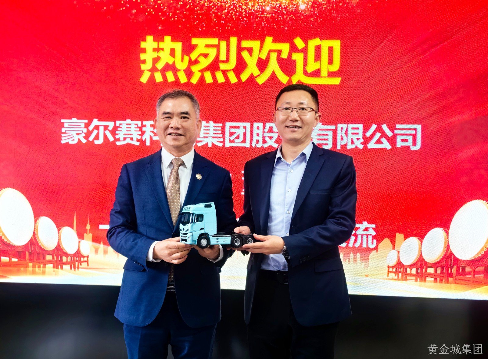 1702446057314799.jpg 陕汽销司辛晓鹰总向董事长赠送车模(1).jpg